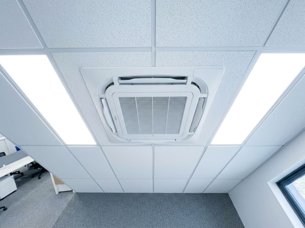 Tisztított kazettás klíma irodában